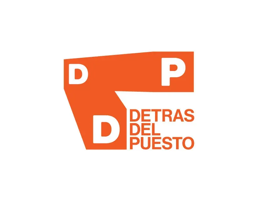 Detras del Puesto logo in orange on a white background