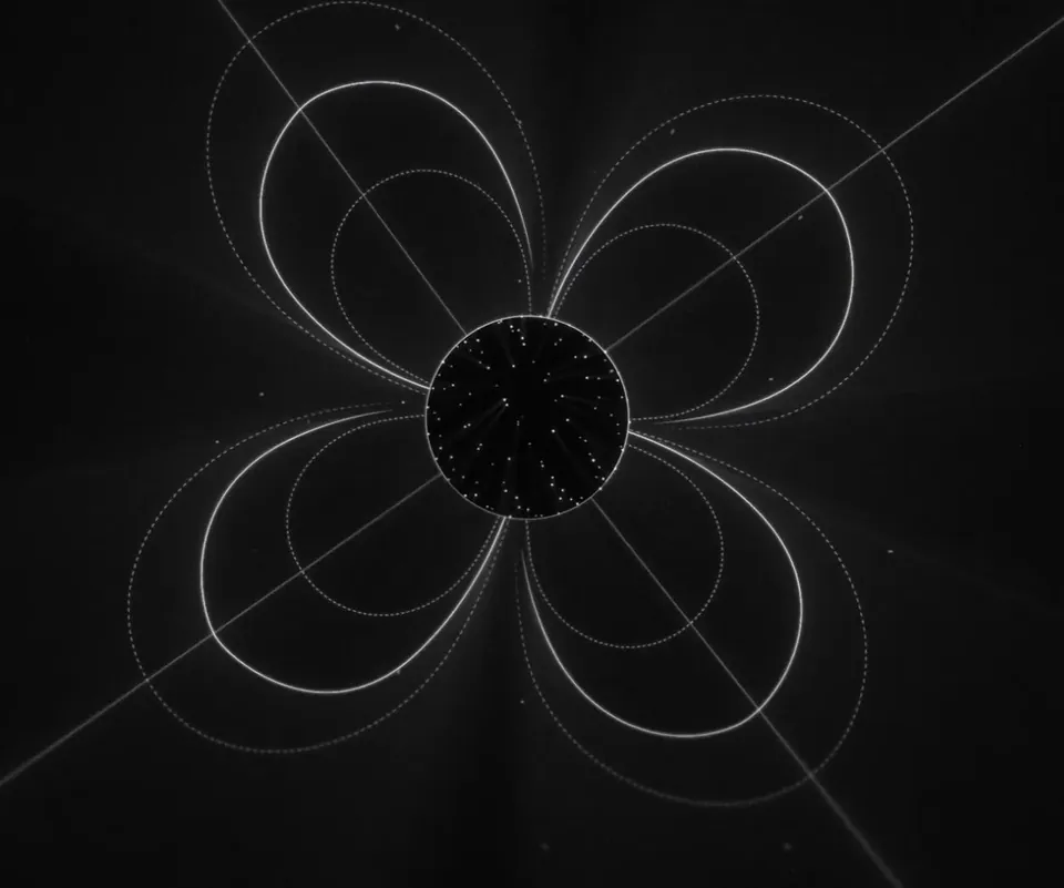 Lumia cover: a geometric figure made of white lines on a black background